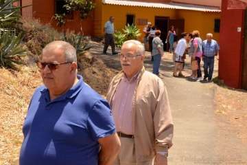 Un vecino echa un cable para la misa en Tecén (Foto Francisco J. Santana)